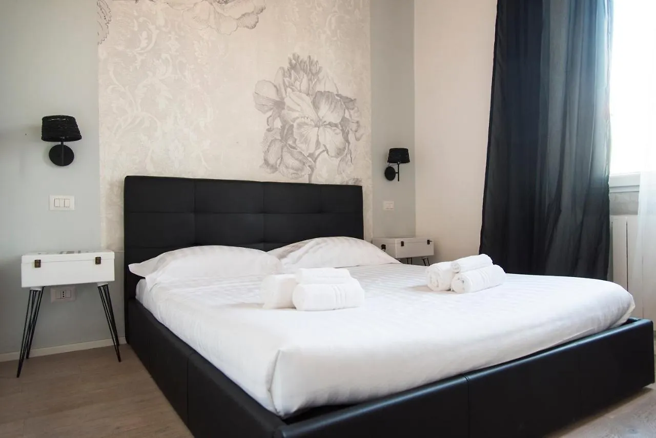 Apartment Youhosty - Correggio 12 Milan